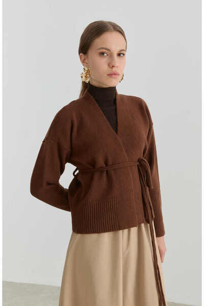 Fatma Atasoy Çelik Örme V Yaka Bağlamalı Kahverengi Kısa Triko Hırka