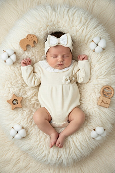 zubi baby & kids wear بودي/جمبسوت للفتيات الرضع بلون كريمي مع ياقة فيستو وتفا...