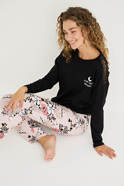 İPEKTENİM Omuz Dantel Detaylı Yazı Baskılı Çiçek Desenli Pijama Takımı