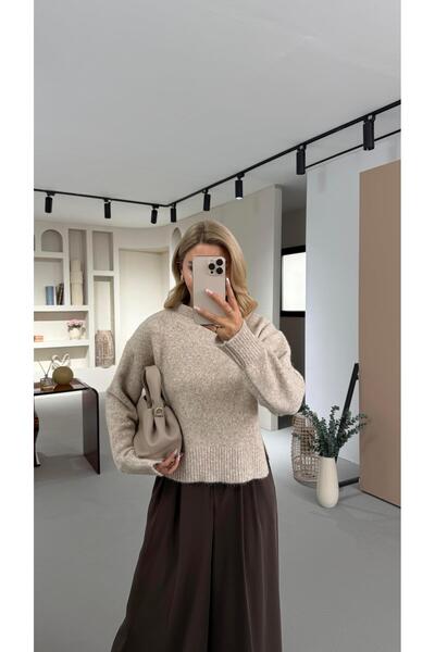 Sezgi Tekin ياقة مرتفعة متوسطة الطول سترة من فرو المنك الملون ذات ملمس ناعم وتفاصيل مشقوقة