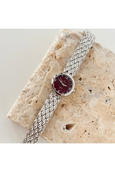 Vesce Atelier ساعة أوزير الفضية باللون الأحمر الداكن