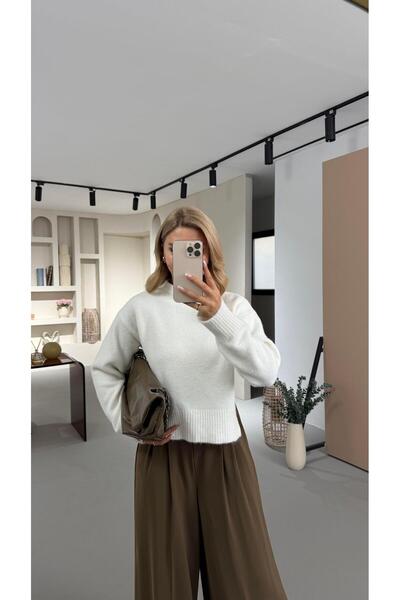 Sezgi Tekin guler ridicat Pulover alb cu textura moale cu detaliu cu fante