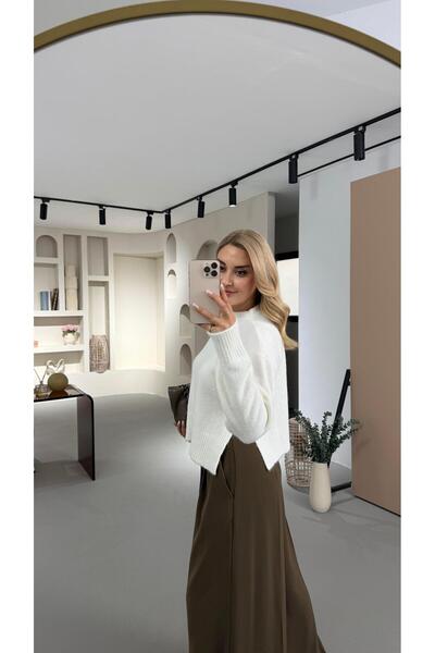 Sezgi Tekin guler ridicat Pulover alb cu textura moale cu detaliu cu fante