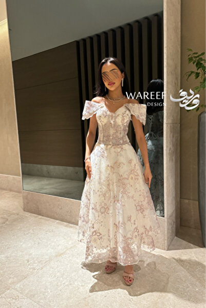WAREEF FASHION Elegant evening dress in a pink color, decorated with sequins.