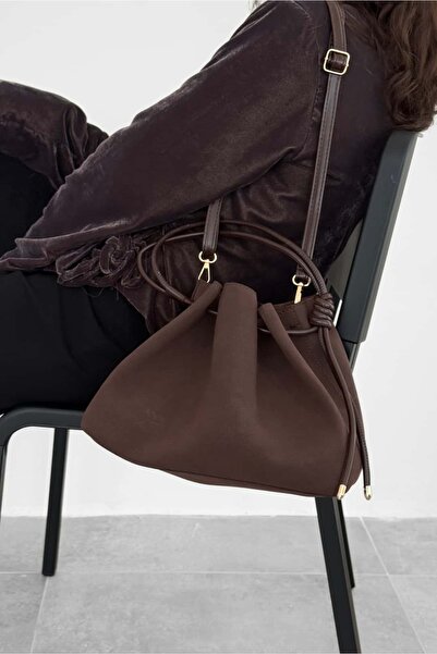 Yuka Atelier حقيبة كروس وحقيبة يد من جلد الغزال نيفا فستان بتجاعيد مجمّعة