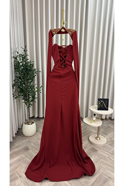 NALA FASHION Luxurious evening dress in royal red with gold embroidery