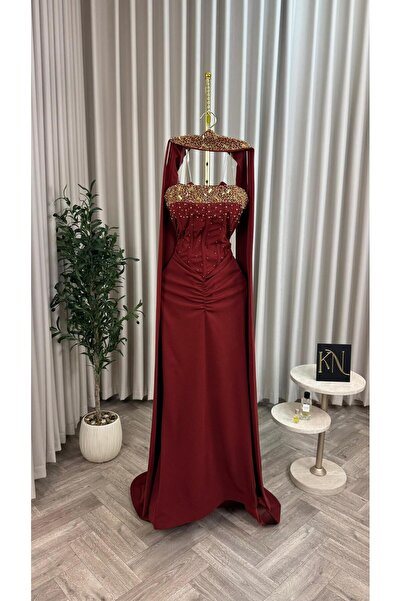 NALA FASHION Luxurious evening dress in royal red with gold embroidery