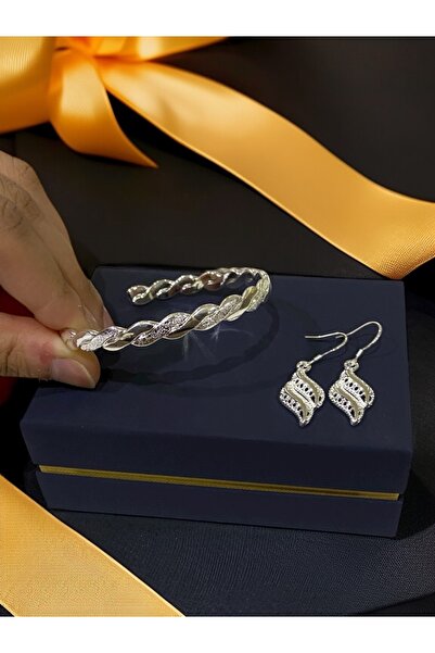 NEW STYLE طقم نسائي فاخر مطلي بالفضة 925 مكون من اسوارة وحلق اذن بمقاس موحد يأتي بعلبة مناسبة للإهداء