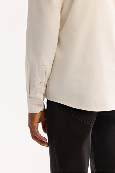 Avva Men's Off-White Button down Collar 100% Cotton Soft Touch Velvet Regular Fit Shirt B002032