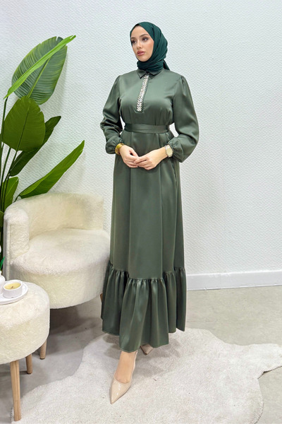 Tesettür Diyarı Rochie de seară din satin cu volane la guler și aplicații de ...