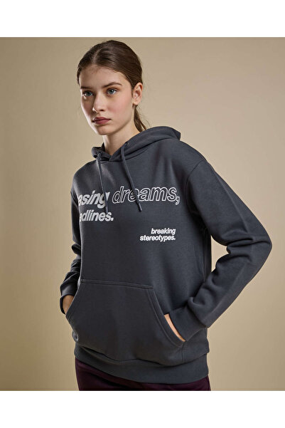 R&B هودي بطبعة خطية وأكمام طويلة