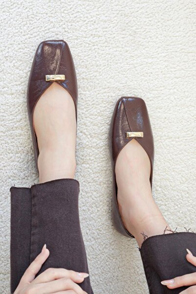 Stilbagshoes حذاء نسائي مسطح من أماليا بتفاصيل مشبك ومقدمة مدببة بلون بني