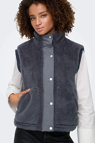 ONLY سترة أونلباري ذات قصة عادية مكونة من ياقة مرتفعة متوسطة الطول جيوب من القطيفة 15358902