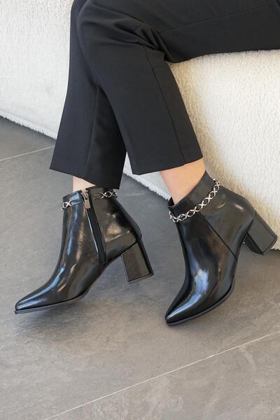 Stilbagshoes حذاء نسائي بكعب عالي من ليزا مع تفاصيل مشبك سلسلة عند الكاحل بال...