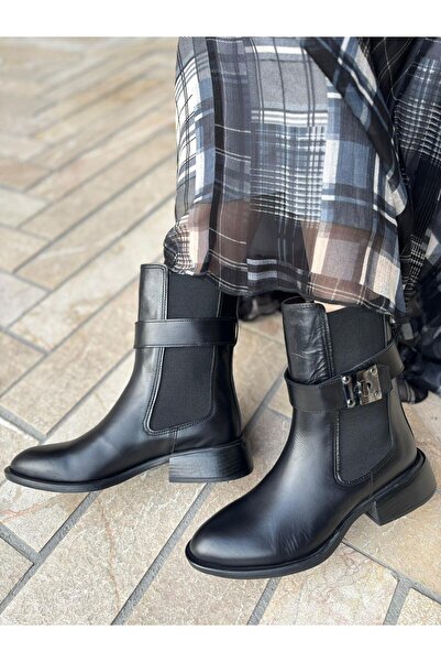 BABLACK حذاء متوسط ​​الطول مصنوع من الجلد الطبيعي بنسبة 100% مع تفاصيل حزام ق...