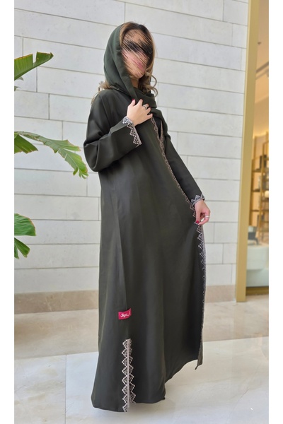 AYA عباية مطرزة باللون الأخضر الزيتوني