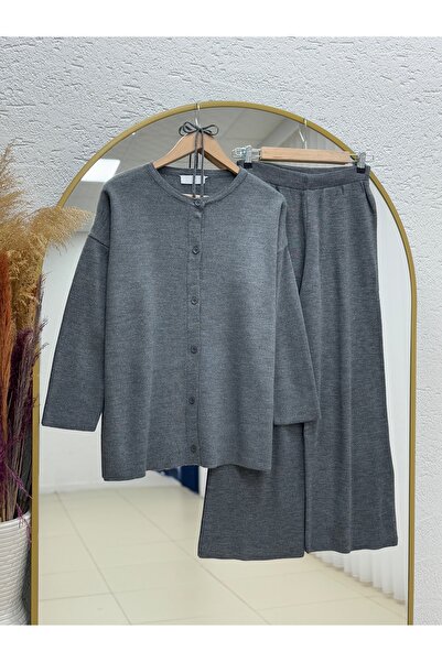 MİHRA STORE طقم سترة تريكو بأزرار أمامية مع بنطلون من سيلولا - كيه آر5012 أنث...