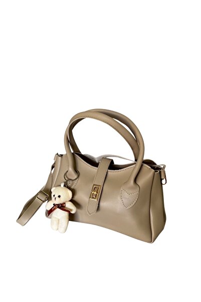 Nehir Bej Renkli Charm’lı Yumuşak Deri El Çantası