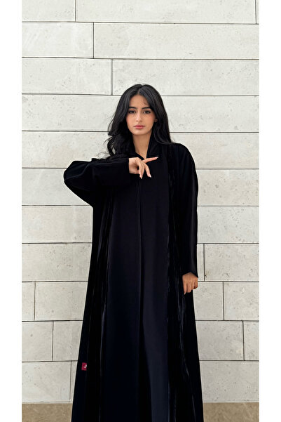 AYA عباية سوداء مع حافة مخملية