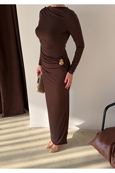 mafdress Γυναικείο μακρύ φόρεμα από ύφασμα Sandy καφέ με λεπτομέρεια αξεσουάρ