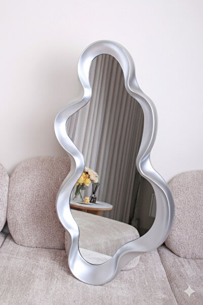 Generic An elegant mirror with a luxurious frame adds a touch of sophistication to any space. 100 x 49 cm