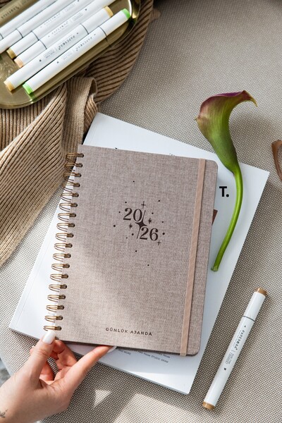 PAPERORA مفكرة يومية حلزونية لعام 2026 لمدة 12 شهرًا مقاس 17 × 24 غلاف صلب مق...