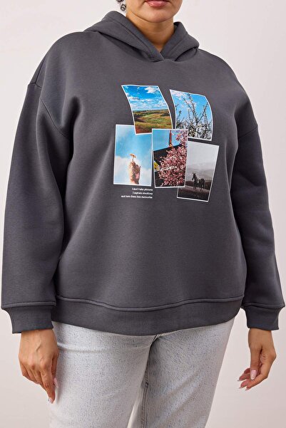 Trendyol Curve Φούτερ με κουκούλα με στάμπα ανθρακί, μεγάλου μεγέθους/φαρδιά εφαρμογή, με φλις εσωτερικά, μεγάλου μεγέθους TBBAW26AO00036