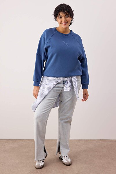 Trendyol Curve Hanorac tricotat cu broderie Indigo, cu croiala normală, cu fleece gros în interior, mărime mare TBBAW26AO00007