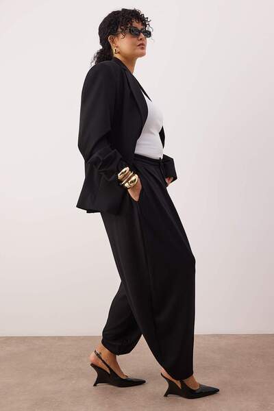 Trendyol Curve Black Pleated Plus Size Sweatpants with Elasticated Cuffs Tbbaw26Aj00014