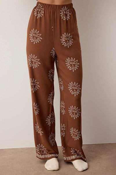 Trendyol Collection Braunes Galaxy Shally Web-Pyjama-Set THMAW25PT00034