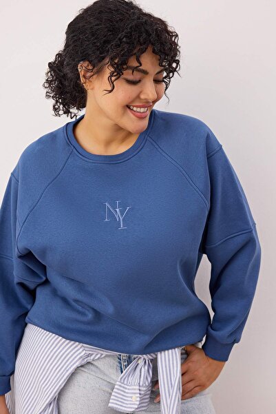 Trendyol Curve Hanorac tricotat cu broderie Indigo, cu croiala normală, cu fleece gros în interior, mărime mare TBBAW26AO00007