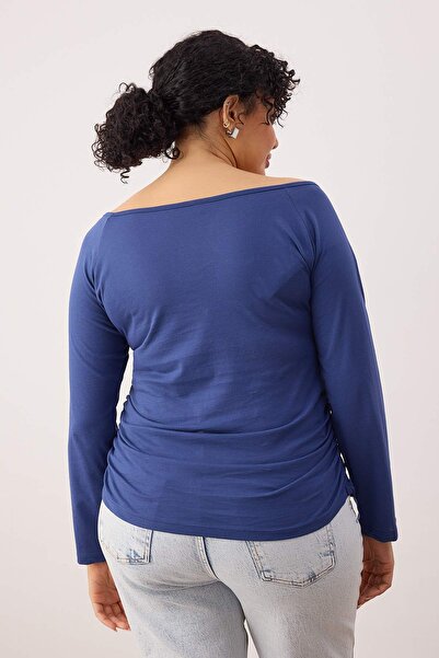 Trendyol Curve Marineblaue, schulterfreie, gestrickte Single-Jersey-Bluse in Übergröße TBBAW26AF00048