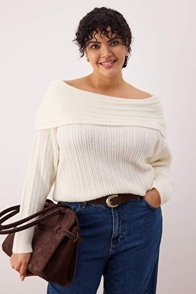 Trendyol Curve Ecru Strickpullover mit weicher Textur und Carmen-Kragen TBBAW25AN00002
