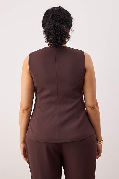 Trendyol Curve Premium καφέ γιλέκο με λαιμόκοψη με χρυσά κουμπιά, αμάνικο, υφαντό γιλέκο μεγάλου μεγέθους TBBAW26BH00005