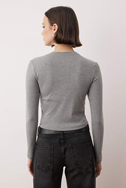 Trendyol Collection Grau melierte Premium-Viskose-Bluse mit Rundhalsausschnitt, bauchfrei, dehnbar, gestrickt, TWOAW24BZ00116