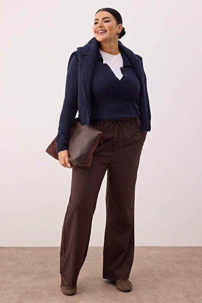 Trendyol Curve Braune, elastische, gewebte Hose in Übergröße TBBAW26AR00000