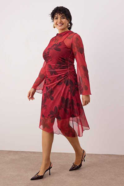 Trendyol Curve Rotes, mit Blumenmuster gemustertes, gestricktes A-Linien-Kleid aus Tüll in Übergröße TBBAW26AH00065