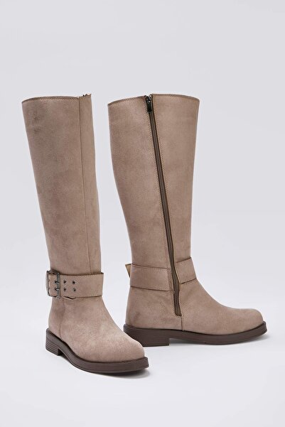 TRENDYOL SHOES Dámské jezdecké boty s plochou podrážkou a detailem s očkem z norkové kožešiny TAKAW26CZ00000