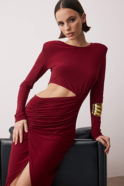 Trendyol Collection Vínové večerní pletené šaty – s dvouřadým výstřihem a vykrojeným detailem TPRAW23EL00272