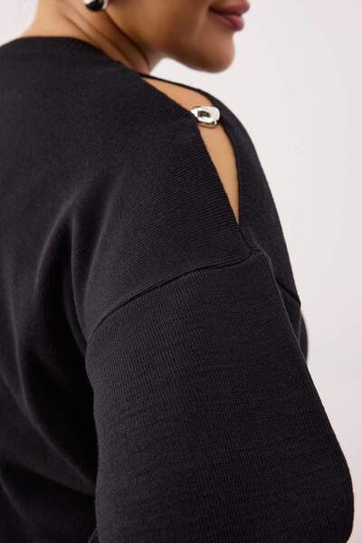 Trendyol Curve Schwarzer schulterfreier Accessoire- und Cut-Out-detaillierter dünner Strickpullover TBBAW26AN00023