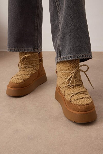TRENDYOL SHOES Hellbraune Schnürstiefel mit Fellfutter und runder Spitze für Damen, 5 cm flache Stiefel mit Plateauabsatz TAKAW26BO00060
