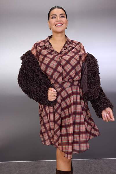 Trendyol Curve Πολύχρωμο καρό/καρό σιφόν μίνι υφαντό φόρεμα μεγάλου μεγέθους TBBAW26AH00080