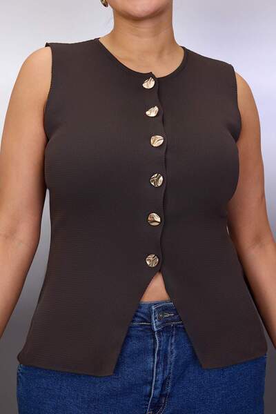 Trendyol Curve Πλεκτό γιλέκο σε σκούρο καφέ χρώμα με λεπτομέρεια από χρυσό κουμπί TBBSS25BH00015