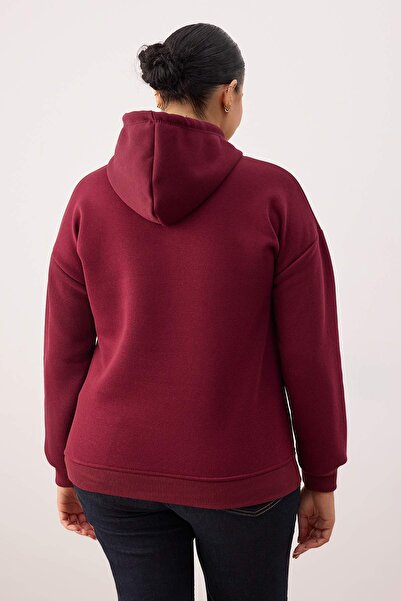 Trendyol Curve Φούτερ με κουκούλα με θέμα το μπορντό κολλεγιακό με φλις εσωτερικά, μεγάλου μεγέθους TBBAW26AO00042