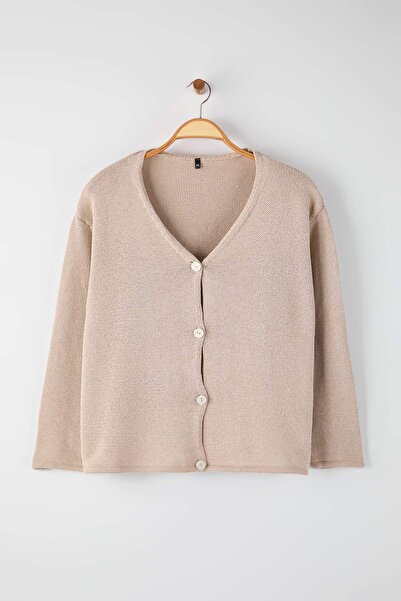 Trendyol Curve Beigefarbene Strickjacke mit V-Ausschnitt und entspannter Passform TBBAW26AV00049