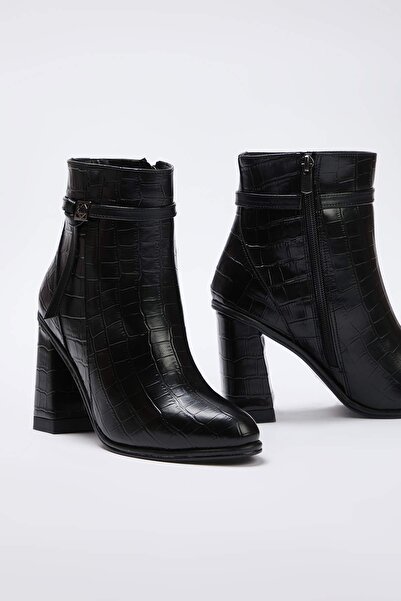 TRENDYOL SHOES حذاء نسائي بكعب عريض وتفاصيل مشبك تمساح أسود TAKAW26BO00098