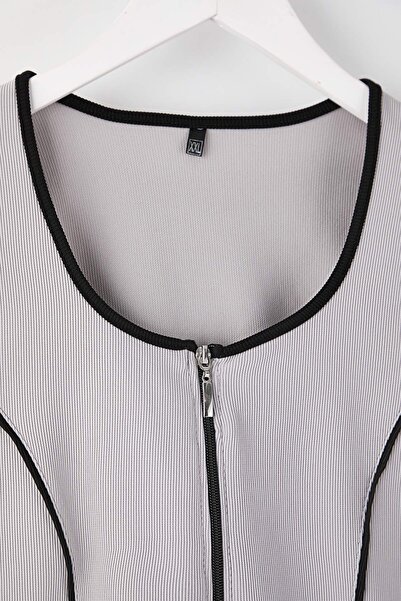 Trendyol Curve Teen Grey Contrast διακοσμητικό ρέλι Εφαρμοσμένη/στενή εφαρμογή με φερμουάρ στο λαιμό, ελαστική πλεκτή μπλούζα TBBAW26AF00041