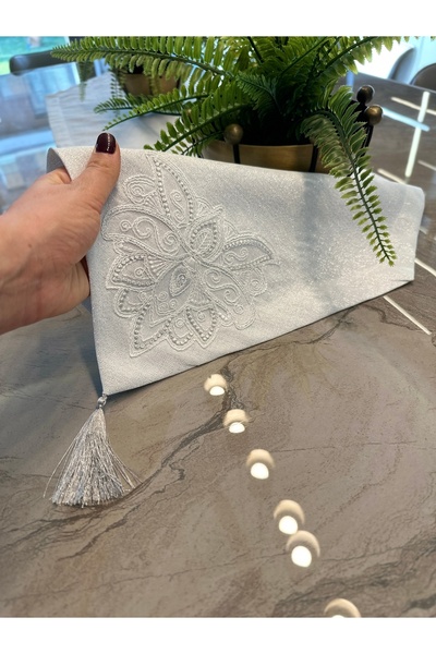 Decamor home Γαλλικό δαντελένιο γωνιακό ράντερ με ασημί λάμψη σε λευκό χρώμα