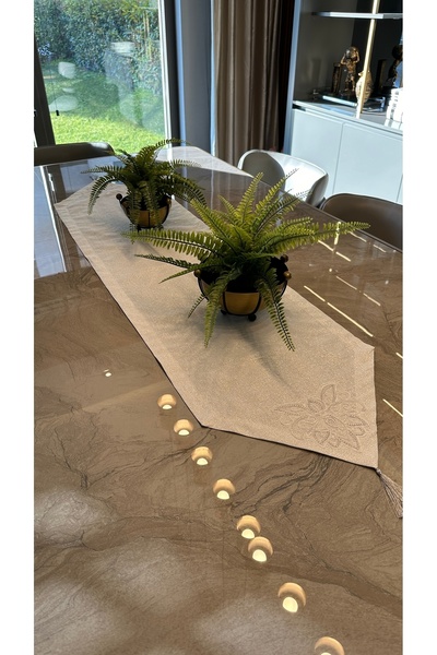 Decamor home Γαλλικό δαντελένιο γωνιακό ράντερ με ασημί λάμψη σε λευκό χρώμα