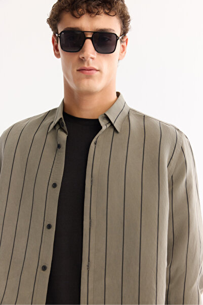 Avva Men's Green Buttoned Collar Soft Touch Striped Comfort Fit Shirt A52Y2101